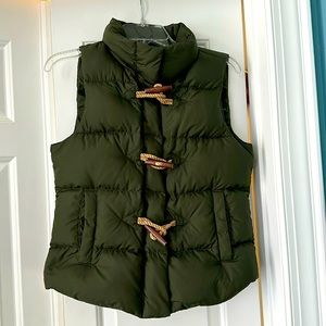 Most fabulous puffer vest with awesome closure!